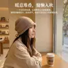 Gorro nuevo estilo con borde enrollado y cordón que hace que la cara se vea más pequeña, tejido para otoño e invierno, sombrero cálido que protege los oídos para mujer, gorra ajustable con cordón para clima frío