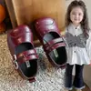Zapatos pequeños de cuero de color liso para niñas, nuevos zapatos de actuación color vino tinto 2026, zapatos sencillos para niños pequeños, niñas pequeñas y niñas mayores, estilo moderno