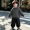 Conjunto Masculino Primavera e Outono 2026 Novo Estilo Moda Infantil Jaqueta de Couro Bebê Estilo Coreano Roupa de Outono Conjunto de Três Peças Tendência