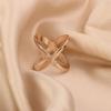 Pin de cuello de perla de tres anillos hebilla de bufanda hebilla de bufanda multiusos color beige cruz hueca dorada cuadrada brillante bufanda chal