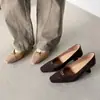 Tacones Altos de Diseñador Únicos con Cuero Genuino, Punta Cuadrada Estilo Francés, Hebilla Metálica, Patrón de Cuadros, Piel de Vaca, Boca Baja, Zapatos de Mujer de Moda
