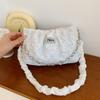 Bolso sencillo para mujer 2023 nuevo estilo cadena moda moderno bolso de tela plisada bandolera axilar casual portátil bolso nube