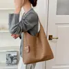 Bolsa hobo grande de trama estilo casual e minimalista para mulheres, novo modelo 2026, toque descontraído, bolsa tote de ombro único para o dia a dia