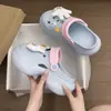 2026 Sapatos de Buraco EVA Verão Feminino Solado Grosso Uso Externo Novos Sandálias Fechadas de Alta Qualidade para Praia Resistentes ao Desgaste Respiráveis para Mulheres
