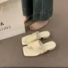 Sandalias de paja tejida tipo vacation, cuadradas, con clip metálico, slip-on para mujer, nuevas sandalias de diseño de nicho con suela plana