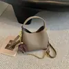 Bolsa de mão da moda e versátil estilo coreano com padrão de lichia para mulheres, perfeita para o outono, apresentando um design simples, couro macio e um visual sofisticado, adequada para o trabalho e pode ser carregada como bolsa de ombro ou bolsa transversal.