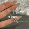 Colar Pequeno de Mola V Dourado CNC Novo Modelo Pessoas Vermelhas Edição Beneficente Design em Cerâmica Preto e Branco em Formato de Cintura Banhado a Ouro 18K Atacado