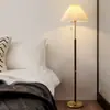Candeeiro de Chão Sofá da Sala de Estar Lado Nórdico Retro plissado Minimalista Luz de Luxo Quarto de cabeceira Quente Candeeiro de Mesa de Chão Vertical