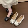 Sapatos rasos femininos populares estilo francês com bico redondo e sola macia, novos sapatos casuais outono 2026 para combinar com saias, sapatos Mary Jane