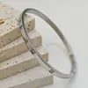 Pulseira de Aço Titânio com Design de Nicho para Mulheres, Diamante Quadrado, Textura de Luxo Leve, Não Desbota, Fabricante de Joias Modernas Europeias e Americanas Atacado