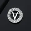 Nuevo Broche de Letra Capital Redonda Incrustada con Diamantes de Amazon Accesorios Creativos para Traje de Negocios de Hombres Fabricante