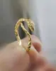 Anel de cobra pequeno com textura aberta ajustável doce legal garota quente estilo frio elegante versátil homens e mulheres podem usar