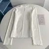 Roupa íntima moderna com botões, gola semi-alta, blusa base de malha com borda franzida, top elegante de corte justo que te deixa mais magra