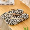 Chinelos estampados de leopardo para mulheres, novas sandálias confortáveis antiderrapantes para uso externo e interno em casa para mulheres