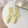 Meias caneladas femininas de outono e inverno, meias de cano médio com listras verticais de agulha dupla, estilo coreano moderno, meias longas empilháveis simples e versáteis