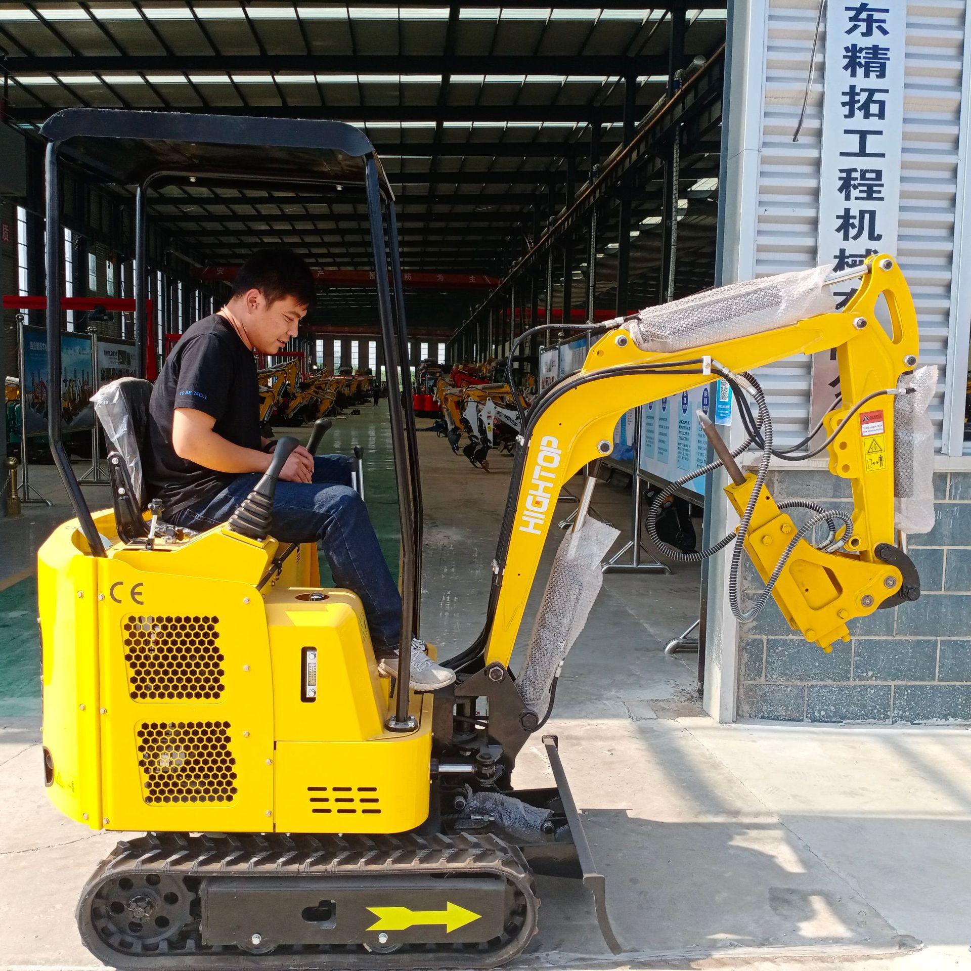 1.5吨小型挖掘机带破碎锤1
