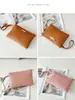 2025 Nuevo Estilo Placa de Hierro Metálico Bordada con Onda Elegante Bolso de Mano Simple Casual Billetera para Monedas Regalo Bolso Pequeño Tarjetero