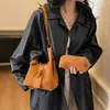 Bolsa de mão de veludo fosco super popular para mulheres, novo modelo 2025, bolsa de ombro e transversal, pequena sacola para o dia a dia