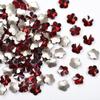 Joyería de uñas de diamante con punta puntiaguda intermitente de color rojo oscuro popular de TikTok, joyería de diamantes de uñas festivas de estilo chino con forma de corazón torcido y cuadrado grueso.
