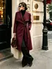 Abrigo largo de lana color vino tinto con solapa grande y cinturón para mujer, estilo europeo y americano, entallado a la cintura, elegante, para commuting, ropa de abrigo de lana para dama