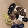 Pantuflas peludas estilo coreano para mujer, nuevo modelo otoño 2026, pantuflas planas de felpa con suela plana en forma de H, populares en línea, pantuflas elegantes y suaves para dama