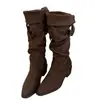 Botas de montaria femininas em camurça, coleção outono/inverno 2026, novo design de bico quadrado, com fivela de cinto, dobráveis, salto grosso, botas de cano alto, disponíveis nas cores café e cáqui