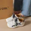 2026 nuevos tenis Forrest Gump de bloques de color estilo Hong Kong, zapatillas casual blancas con cordones para mujer, zapatillas de entrenamiento alemanas de suela gruesa para estudiantes