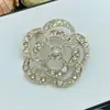 Nuevo Modelo 2025 Broche de Camelia Chanel con Diseño Doble C Incrustado de Diamantes para Mujer, Estilo de Lujo de Alta Gama, Broche de Perlas Inspirado en Chanel