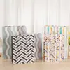 Bolsa de regalo de cartón blanco con diseño impreso, bolsa de papel portátil, hojas corrugadas de moda, bolsa de papel de regalo portátil, bolsa de embalaje, lote