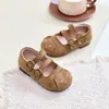 Sapatos de couro para meninas, nova coleção de outono 2026, sapatos retro estilo princesa Birkenstock com sola macia, sapatos casuais para meninas, sapatos para bebês