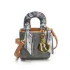 Bolsa Quadrada Pequena Feminina de Luxo Leve Lenço de Seda Mini Bolsa de Mão Infantil Retro Nicho Carta Transversal Bolsa Feminina Princesa Diana