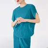 Novo Top Feminino de Verão Feminino com Aparência Slim Mangas Morcego Cobrindo Carne Plissado Manga Curta Camiseta Feminina Estilo Ocidental Miyake