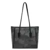 Bolso de hombro de verano 2026 nuevo, elegante y texturizado, gran capacidad, diseño simple, adecuado para ir al trabajo y uso casual