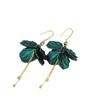 Colgante de gancho para oreja con borla de pétalo de circón verde estilo Hong Kong retro lujo ligero diseño de alta gama moda temperamento pendiente para socialité