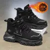 Zapatos de invierno para hombre de caña alta, nuevo estilo 2025, forrados de felpa, cálidos y acolchados de algodón, zapatillas deportivas tipo "dad shoes", botas de nieve para exteriores para el noreste de China