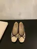 Primeiro Encontro Sapatos Baixos Quadrados de Camurça Estilo Retro Francês Sazonais para Mulheres 2026 Novos Sapatilhas Slip-On com Laço