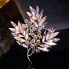 Broche de Flor de Glicinia de Cristal Degradado Lujo Ligero Sensación de Gama Alta Pin de Ramillete Elegante y Lujoso Accesorio Versátil para Abrigo Traje