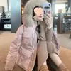 Parka Feminina Curta Espessa para Frio Extremo de Inverno Dinamarquês 2025 com Gola Grande de Pele, Estilo Workwear Rosa, Casaco de Algodão com Penas Versão Coreana para Mulheres