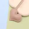 Llavero de cuero con nudo de amor para equipaje de fábrica, colgante de cuero, algodón, corazón de melocotón, accesorios de decoración de bolsa, venta al por mayor