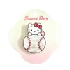 Broche original de dibujos animados Sanrio Gato Kitty insignia de mercancía de anime fútbol Pin de gato KT accesorio para ropa