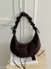 Bolsa de meia-lua plissada de grande capacidade para mulheres, nova moda 2026 bolsa de ombro de camurça com laço, bolsa transversal para o dia a dia