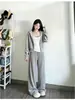 Sudadera con capucha corta gris, pantalones anchos holgados, conjunto deportivo casual, diseño en el hombro derecho, efecto adelgazante, corte relajado
