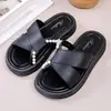 Novedad de Verano Estilo Perla Decorada Calzado de Exterior para Mujer, Sandalias Planas Versátiles Antideslizantes de Suela Blanda, Modelo de Moda Estilo Ins