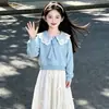 Conjunto Estilo Academia 2026 para Niñas Moda Camisa de Muñeca con Solapa Falda de Dibujos Animados con Lazo Conjunto de Dos Piezas Primavera y Otoño