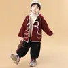 Casaco Masculino de Veludo Plus Outono Inverno 2025 Novo Estilo Casaco de Lã Vermelho de Comprimento Médio para Crianças Roupas de Algodão Grossas para Bebê Menino