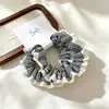 Empaque en tarjeta: Goma para el pelo de seda plisada de alta elasticidad con bordes rizados, goma pequeña versátil y simple para coletas