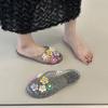 Novos Estilos de Sapatos de Gelatina para Mulheres, Moda Coreana para Uso ao Ar Livre, Sandálias Baixas de Bico Fechado, Sapatos Transparentes com Acessórios Florais, Sapatos de Praia Atacado