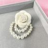 Corsage de Flor de Camelia de Perla de 5 cm de Gama Alta Tela Retro Pin Accesorios Broche Pequeño Fragante Venta al por Mayor