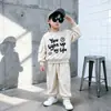 Conjunto de Sudadera Ropa de Otoño para Niños 2026 Nuevo Conjunto Deportivo de Dos Piezas para Niños Estilo Callejero Fresco Travieso Marca de Moda