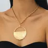 Un Collar Colgante Redondo Hueco Único y Exagerado con Textura Martillada para Mujer, Sencillo y Adecuado para el Uso Diario
